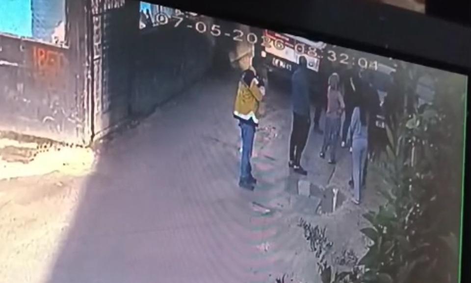 KALP KRİZİ VAKASINA GİDEN AMBULANSIN ANAHTARI KAYBOLDU, ÇAĞRILAN İKİNCİ AMBULANSLA GÖTÜRÜLDÜĞÜ HASTANEDE ÖLDÜ SAĞLIK GÖREVLİLERİNİN, HASTA YAKINLARININ VE KOMŞULARIN AMBULANSIN KAYBOLAN ANAHTARINI ARAMASI SANİYE SANİYE GÖRÜNTÜLENDİ