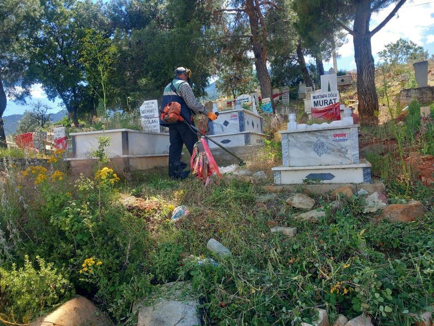 Karacasu'da mezarlıklarda bayram temizliği