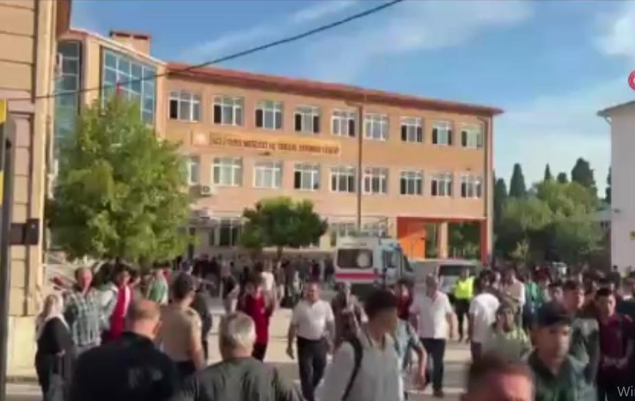 Okul önünde silahlı saldırı: Yaralı öğrenciler var