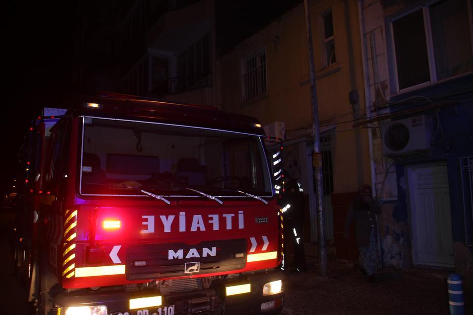KOMŞULARININ BİR HAFTADIR HABER ALAMADIĞI ŞAHIS EVİNDE ÖLÜ BULUNDU EVİN KAPISI AÇILINCA SOKAĞI KÖTÜ KOKU KAPLADI
