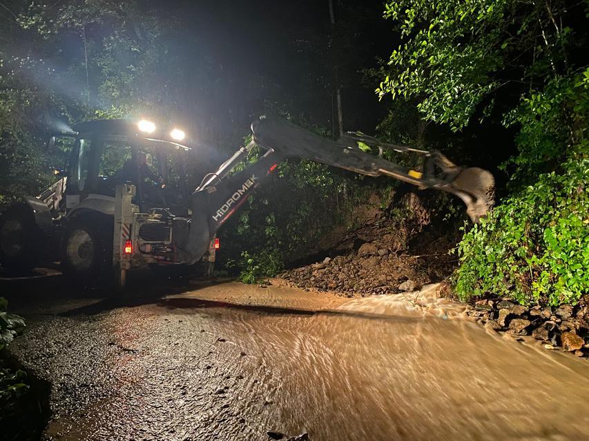 Yağış sonrası yollar kapandı