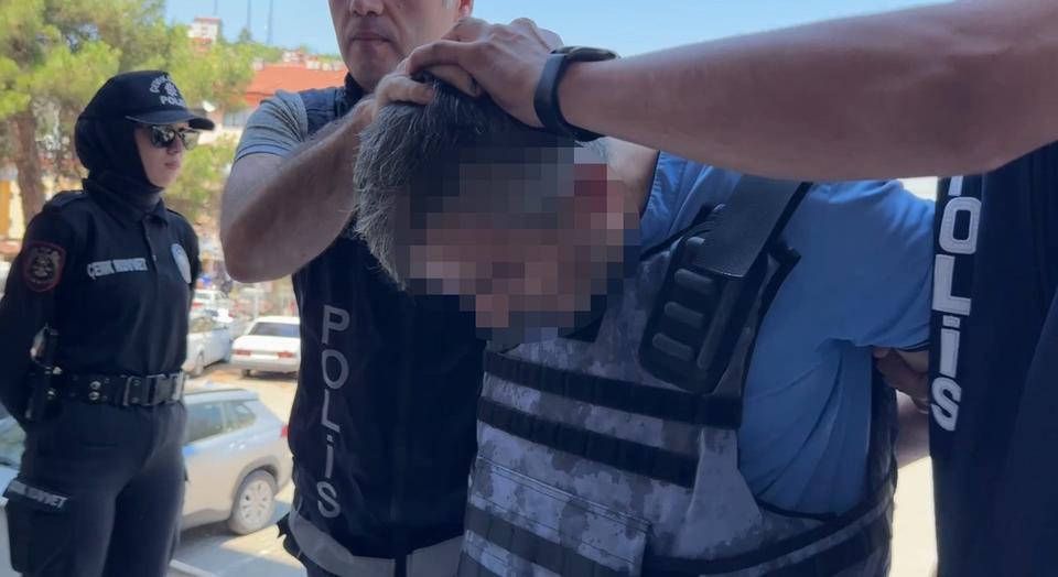 Eşinin boğazını keserek öldürmüştü, çelik yelekle adliyeye getirildi