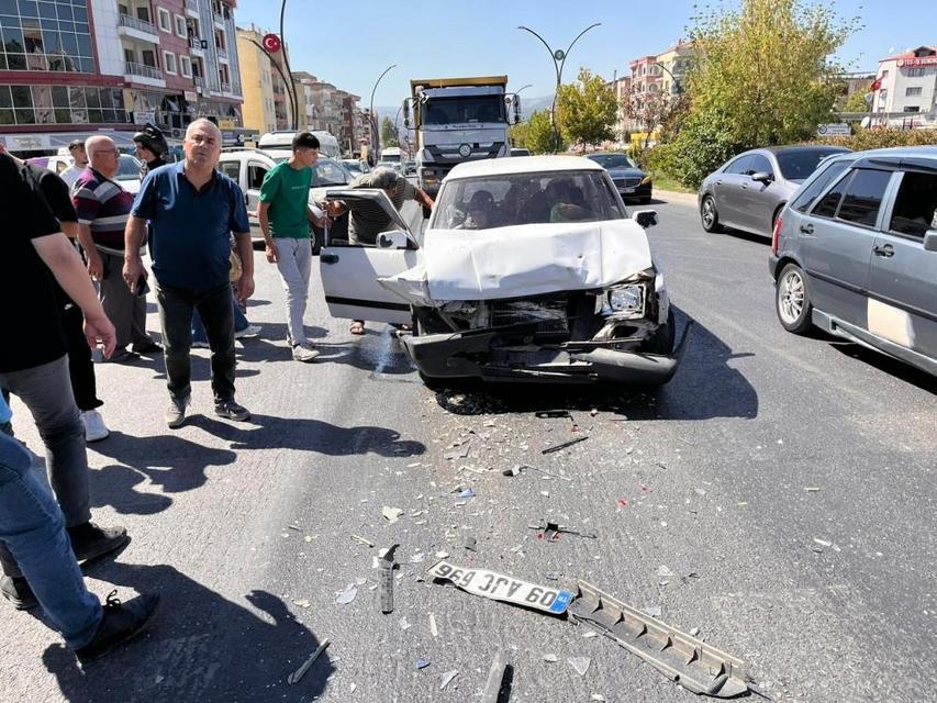 Araçlar hurdaya döndü: 3 yaralı
