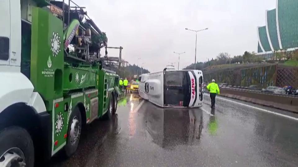 Servis minibüsü devrildi: 5 yaralı