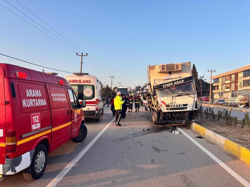 Kamyon ile traktör çarpıştı: 2 yaralı