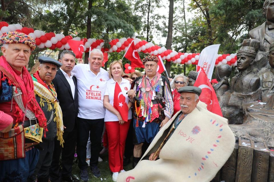 Efeler, asırlık Cumhuriyet'i coşkuyla kutladı