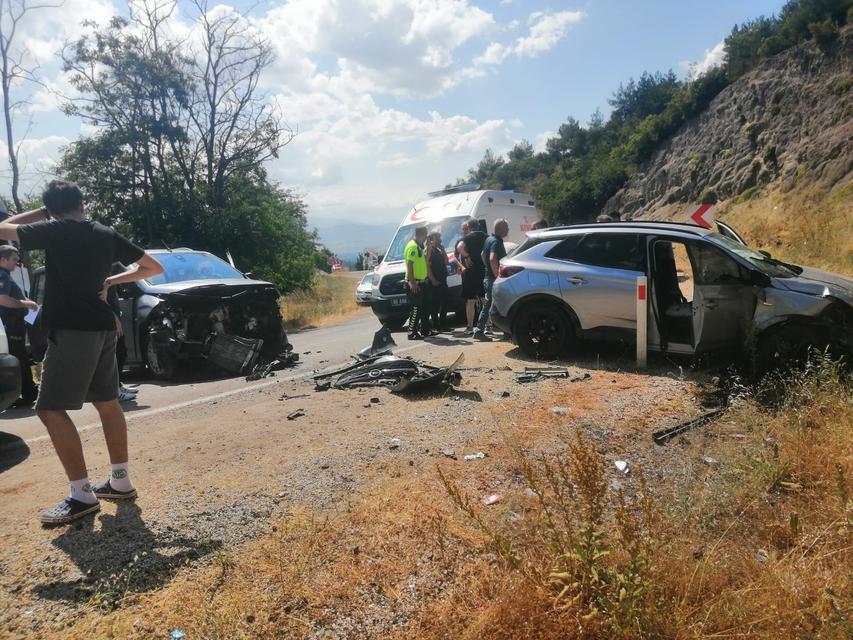 Otomobiller kafa kafaya çarpıştı: Çok sayıda yaralı var
