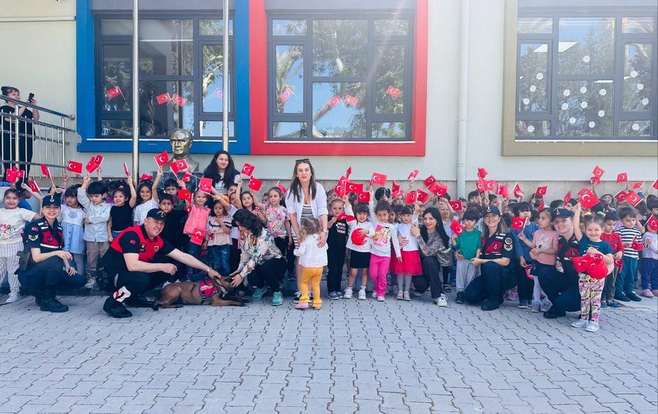 Kuşadası’nda öğrencilere renkli ziyaret
