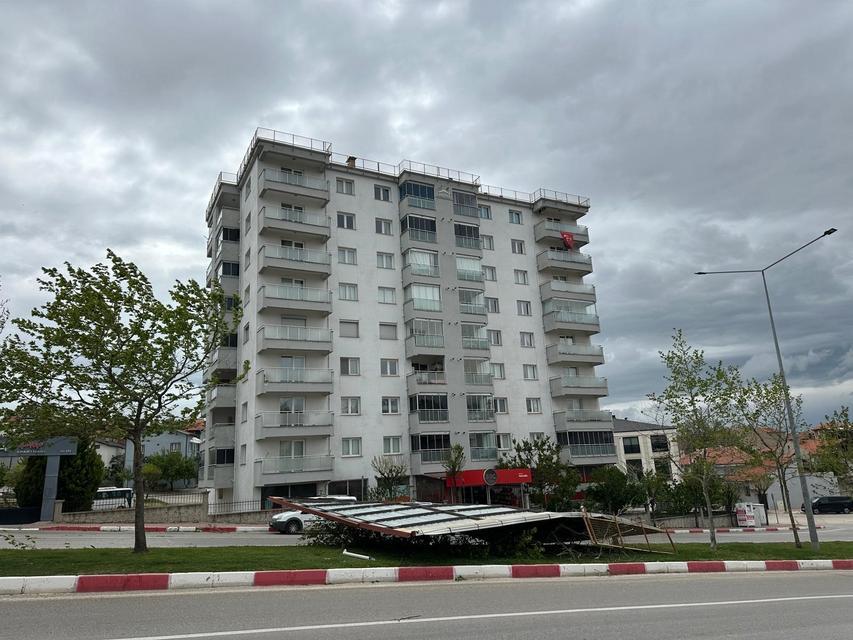 UŞAK'TA KUVVETLİ FIRTINA HAYATI OLUMSUZ ETKİLEDİ
