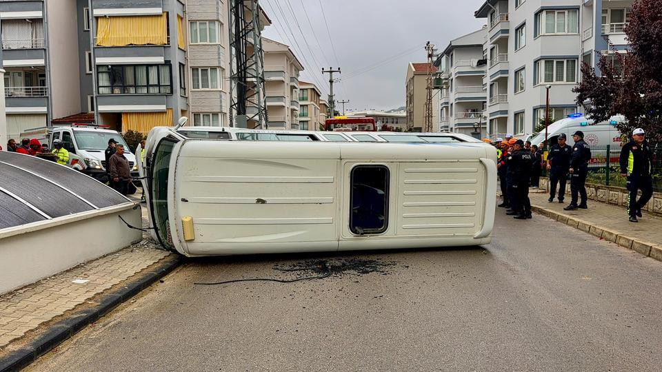 Öğrenci servisi ile yolcu minibüsü çarpıştı: Çok sayıda yaralı