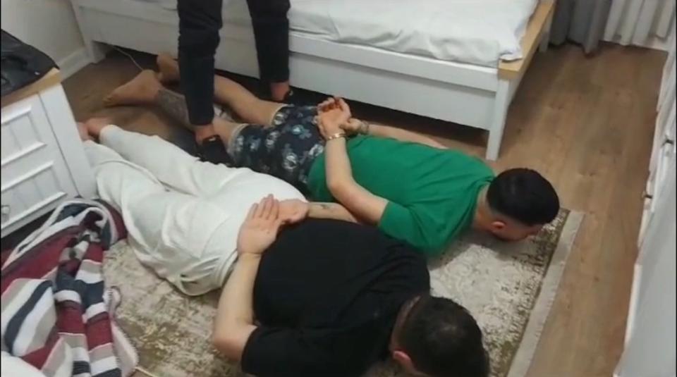 BURSA'DA FUHUŞ ÇETESİNE ŞAFAK VAKTİ OPERASYON: 19 TUTUKLAMA DÜNYA KADINLAR GÜNÜ'NDE ÇÖKERTİLEN FUHUŞ ÇETESİ ÜYESİNDEN 19'U TUTUKLANDI OPERASYON ANLARINA AİT YENİ GÖRÜNTÜLER ORTAYA ÇIKTI