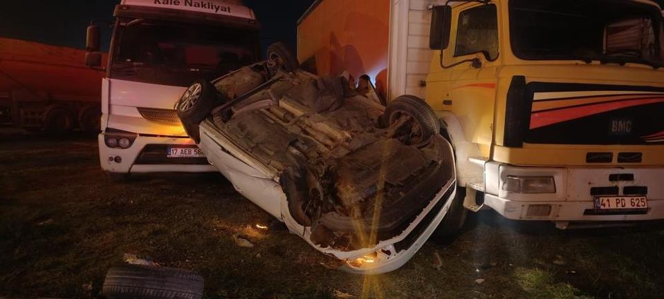 Takla atan araç 2 kamyona çarptı