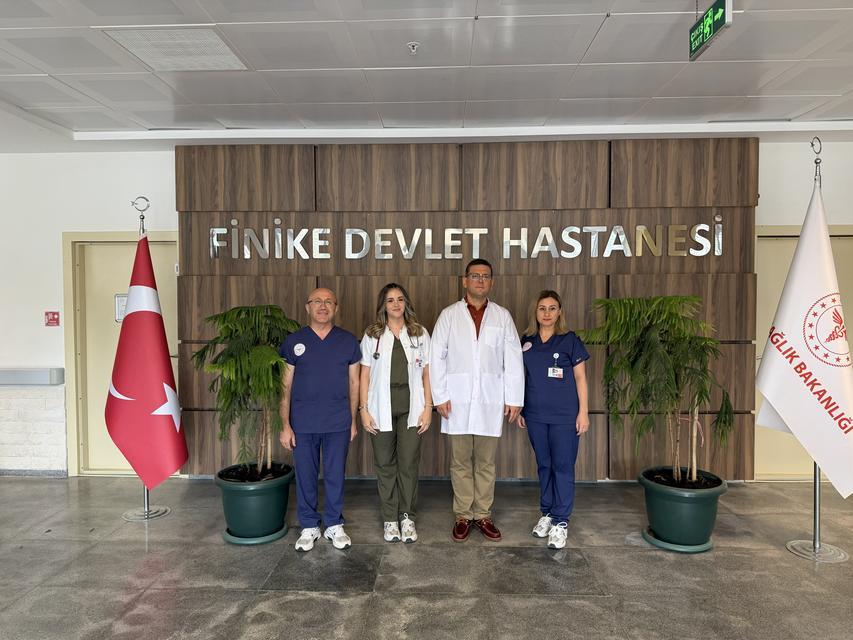 ANNE VE BABASININ GÖREV YAPTIĞI HASTANEDE DOKTOR OLDU: "EVDE PRENSESİMİZ, HASTANEDE DOKTOR HANIM" ÇOCUKLUĞUNDA HASTANEDE ÇALIŞAN ANNE VE BABASINI ZİYARET ETTİĞİ KORİDORLARA HEKİM OLARAK DÖNDÜ SAĞLIK MEMURU BABA, HEMŞİRE ANNESİNİN GÖREV YAPTIĞI HASTANEDE PRATİSYEN HEKİM OLARAK GÖREVE BAŞLADI PRATİSYEN HEKİM EYLÜL UÇAL: "HASTANEDE İÇİMDEN ANNECİM, BABACIM DEMEK ÇOK GEÇİYOR AMA KENDİMİ DURDURUYORUM. İSA BEY, FATMA HANIM DİYE HİTAP EDİYORUM AMA HASTANEDEN ÇIKTIĞIM ANDA TABİİ Kİ BABACIĞIM, ANNECİĞİM" ANNE VE BABASI: "EV PRENSESİMİZ, HASTANEDE KENDİSİNE TABİİ Kİ DOKTOR HANIM DİYORUZ"