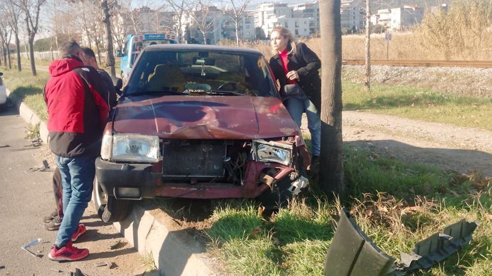Aydın’da korkutan kaza: Otomobil refüje savruldu