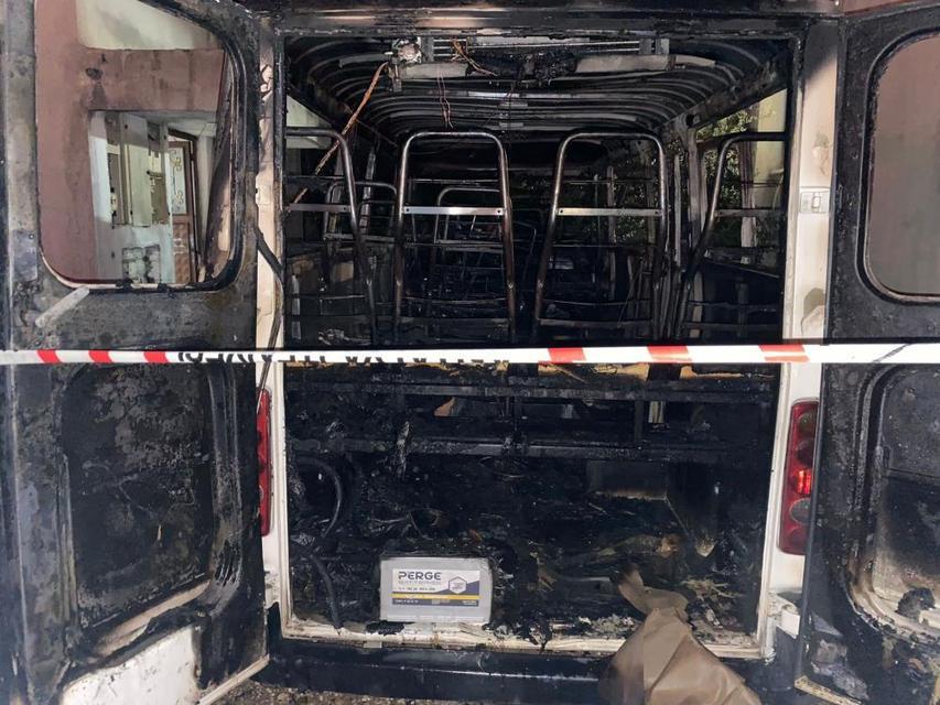 Park halindeki minibüs alev alev yandı