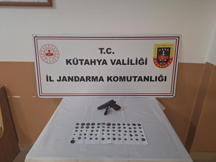Kütahya'da tarihi eser niteliğinde 66 sikke ele geçirildi