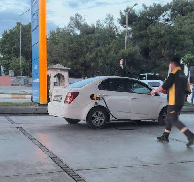 Benzin pompasını aracının üzerinde unutunca, yakıt hortumu koptu
