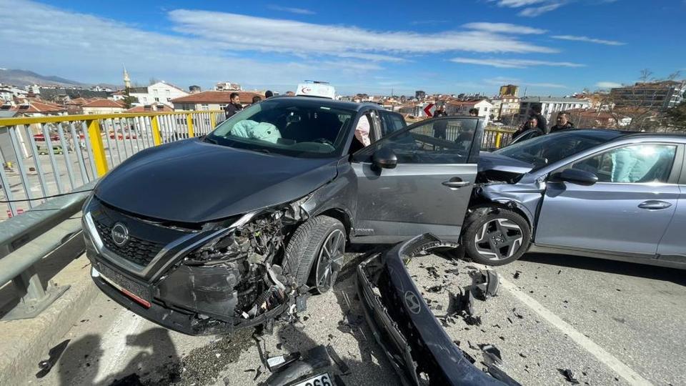 Cip ile otomobil kafa kafaya çarpıştı: 6 yaralı