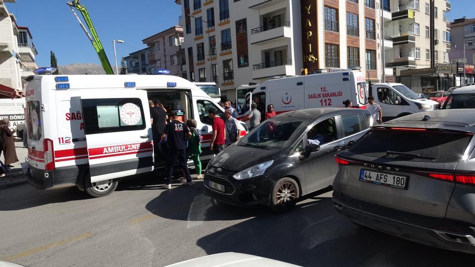 FRENİ BOŞALAN MİNİBÜS DEHŞET SAÇTI: 7 YARALI