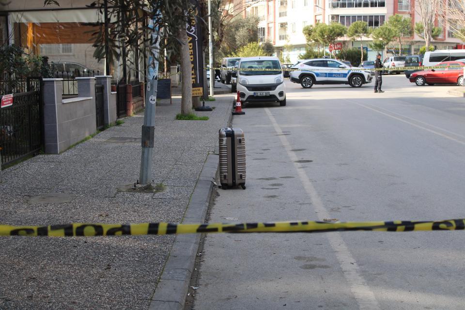 YOL KENARINA BIRAKILAN ŞÜPHELİ VALİZ EKİPLERİ HAREKETE GEÇİRDİ FÜNYE İLE PATLATILAN BAVUL BOŞ ÇIKTI