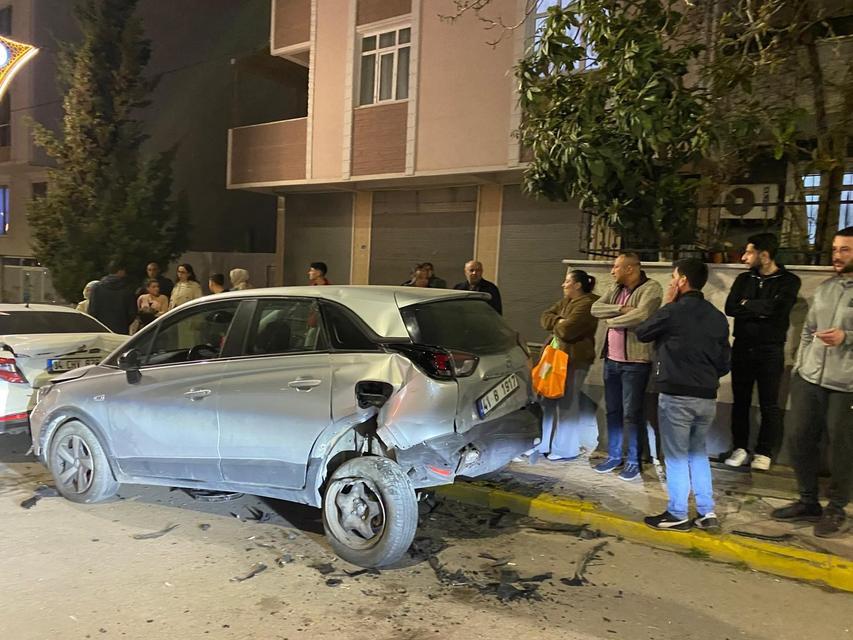 BABASININ ARABASINI KAÇIRAN ÇOCUK MAHALLEYİ SAVAŞ ALANINA ÇEVİRDİ