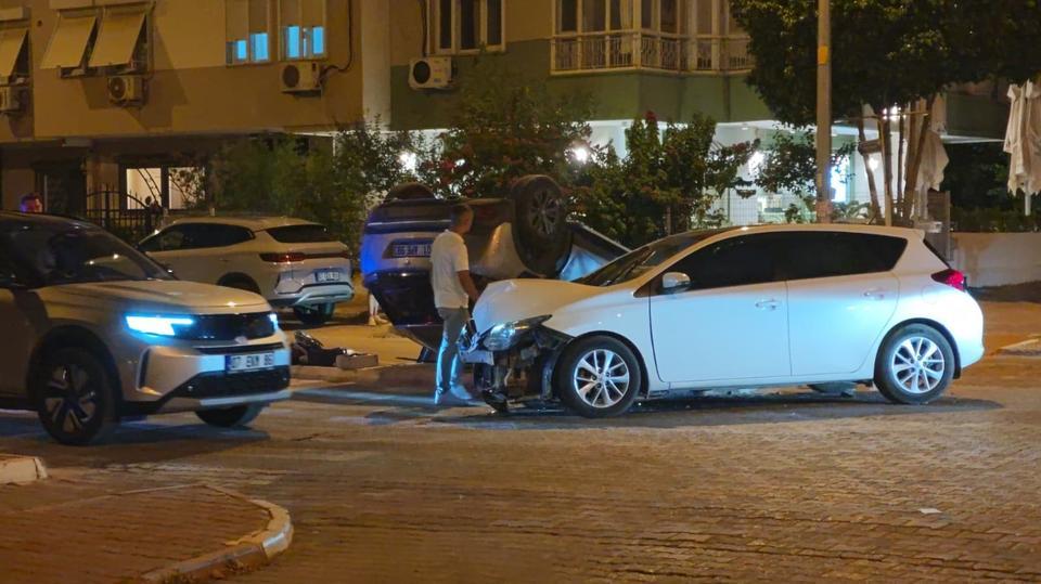 ÇARPIŞMANIN ETKİSİYLE TERS DÖNEN OTOMOBİLDEN HAFİF YARALI ÇIKTILAR KAVŞAKTA İKİ OTOMOBİL ÇARPIŞTI