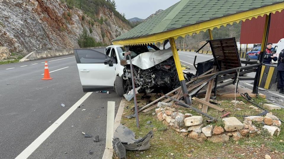 Otomobil jandarma bekleme noktasına çarptı: 4 yaralı