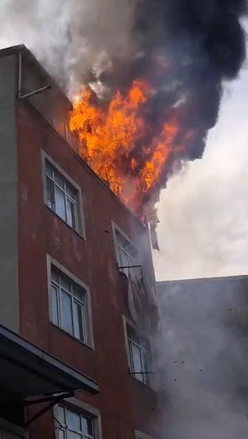 5 katlı binada can pazarı: Alevlerin arasından atladı