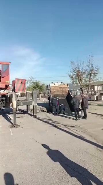 Kamyon çukura düştü