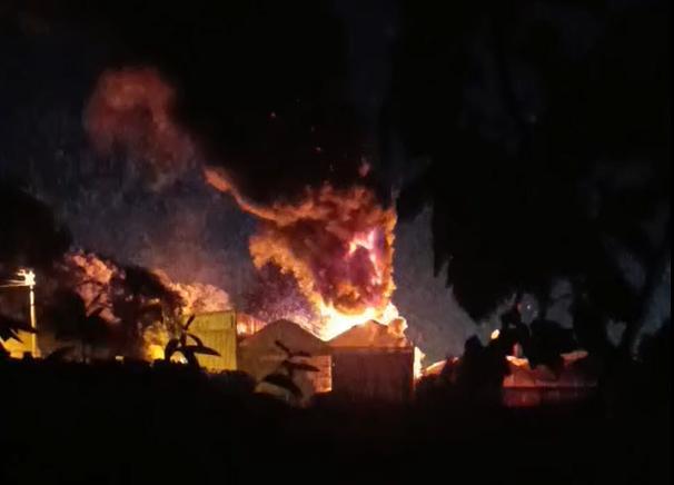 Yangında 1 itfaiyeci yaralandı, 1'i de dumandan etkilendi