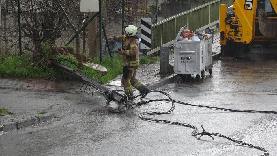 Hafriyat kamyonu elektrik tellerine takıldı: Olay ucuz atlatıldı