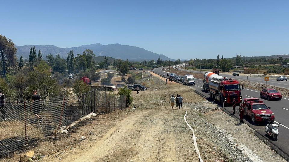Bariyer yapımı sırasında çıkan kıvılcımlar yangına neden oldu