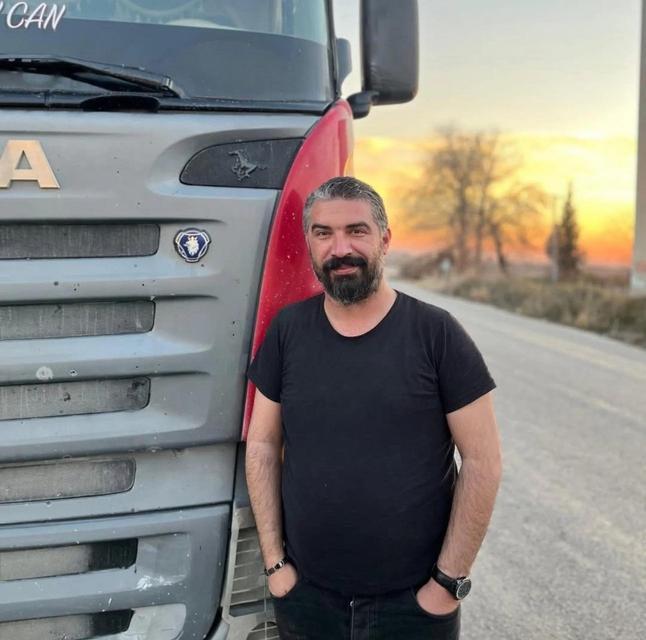 Tır devrildi: 2 ölü