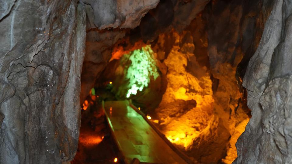 TÜRKİYE'NİN İLK TURİSTİK MAĞARASI İNSUYU, KURUYAN SULARIYLA FOSİL HALİNE GELDİ "İNSAN KAYNAKLI AŞIRI SU KULLANIMI NEDENİYLE SULARINI KAYBEDEREK "FOSİL MAĞARA" STATÜSÜNE DÜŞTÜ MAKÜ FEN EDEBİYAT FAKÜLTESİ FİZİKİ COĞRAFYA ANABİLİM DALI ÖĞRETİM ÜYESİ DOÇ. DR. KADİR TUNCER: "İNSUYU MAĞARASI SON 20 YILDA FOSİL MAĞARA HALİNE GELDİ. BU DA BÖLGEDEKİ SUYUN HIZLI ÇEKİLDİĞİNİ GÖSTERİYOR" "SANİYEDE 50 LİTRE SU AKIYORDU, ŞİMDİ KURUDU"