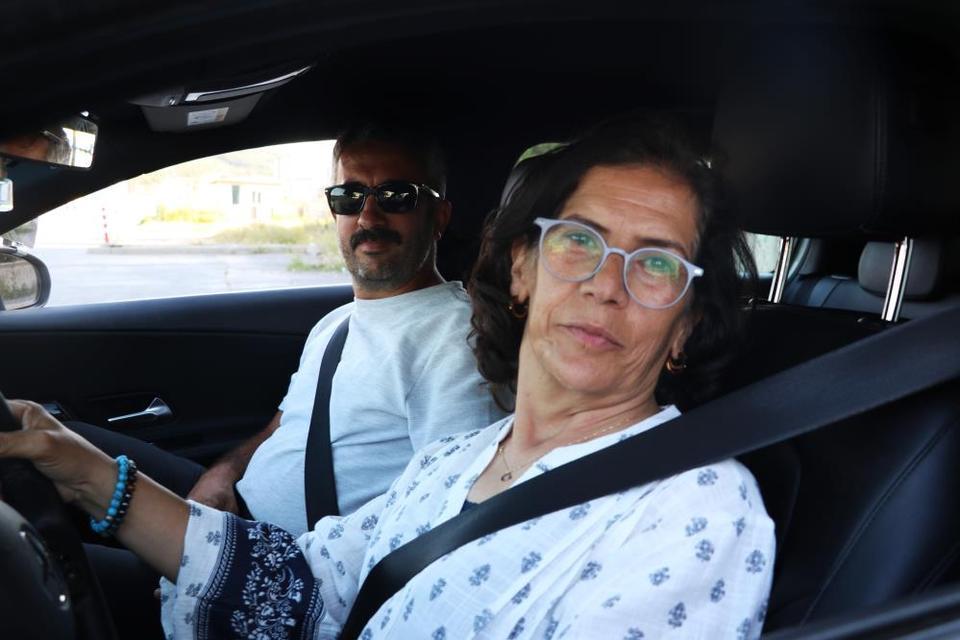 56 yaşında direksiyon sınavını geçti! Kutlama şekli herkesi gülümsetti
