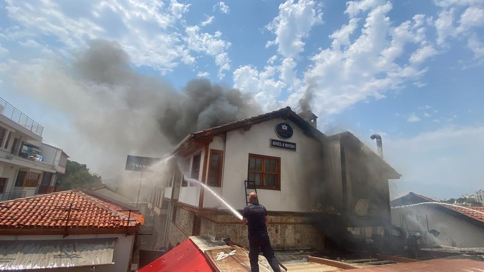 ANTALYA KALEİÇİ'NDEKİ YANGIN 2 SAATTE KONTROL ALTINA ALINDI YANGINDA BİRİ OTEL, KAPALI OLAN EĞLENCE MEKANI İLE KULLANILMAYAN BİR YAPI ZARAR GÖRDÜ OTEL SAHİBİ SİNAN ŞİMŞEK: "DEDEKTÖRLERİN YANDIĞINI FARK EDİNCE MÜDAHALEDE BULUNDUK"