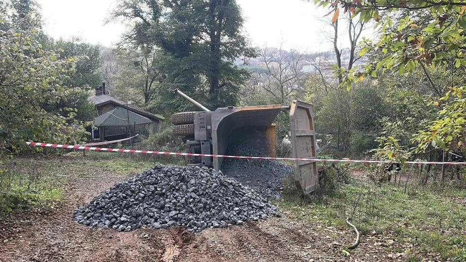 Mıcır yüklü kamyon devrildi: 1 yaralı