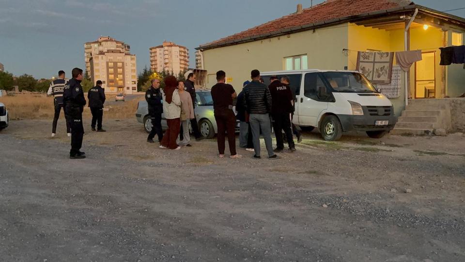 Kar maskeli saldırganlar baba ve oğlunu vurdu