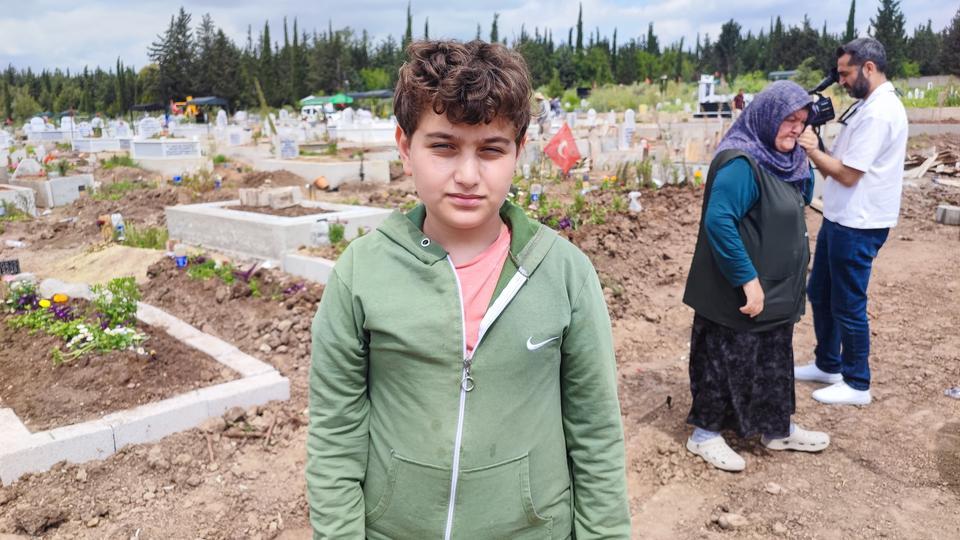 KALP KRİZİ VAKASINA GİDEN AMBULANSIN ANAHTARI KAYBOLDU, ÇAĞRILAN İKİNCİ AMBULANSLA GÖTÜRÜLDÜĞÜ HASTANEDE ÖLDÜ SAĞLIK GÖREVLİLERİNİN, HASTA YAKINLARININ VE KOMŞULARIN AMBULANSIN KAYBOLAN ANAHTARINI ARAMASI SANİYE SANİYE GÖRÜNTÜLENDİ