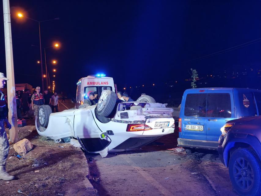 Takla atan otomobil 2 tır sürücüsünün üzerine uçtu: 6 yaralı