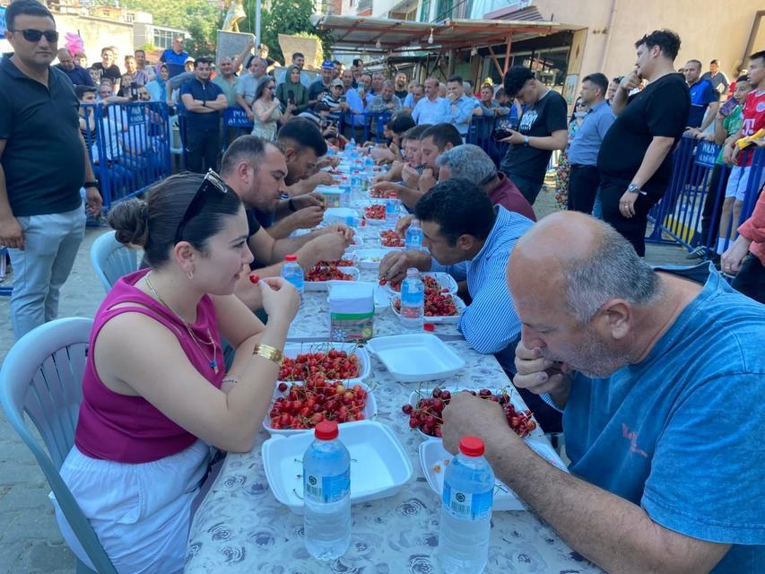 Beş dakikada 1,5 kilo kiraz yedi