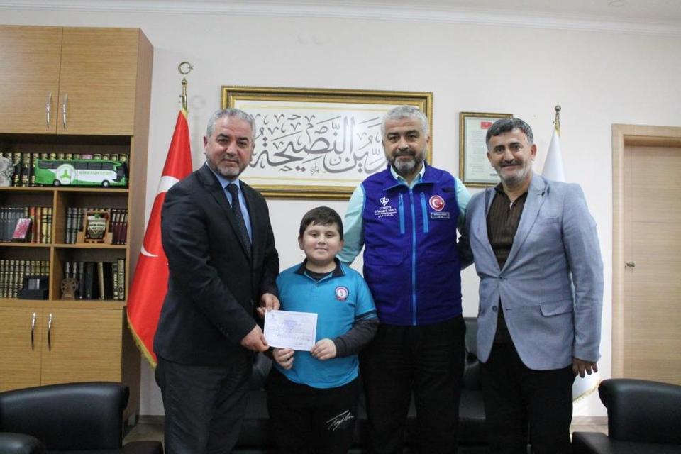 Minik Alparslan kumbarasını Kur’an Kursu için açtı