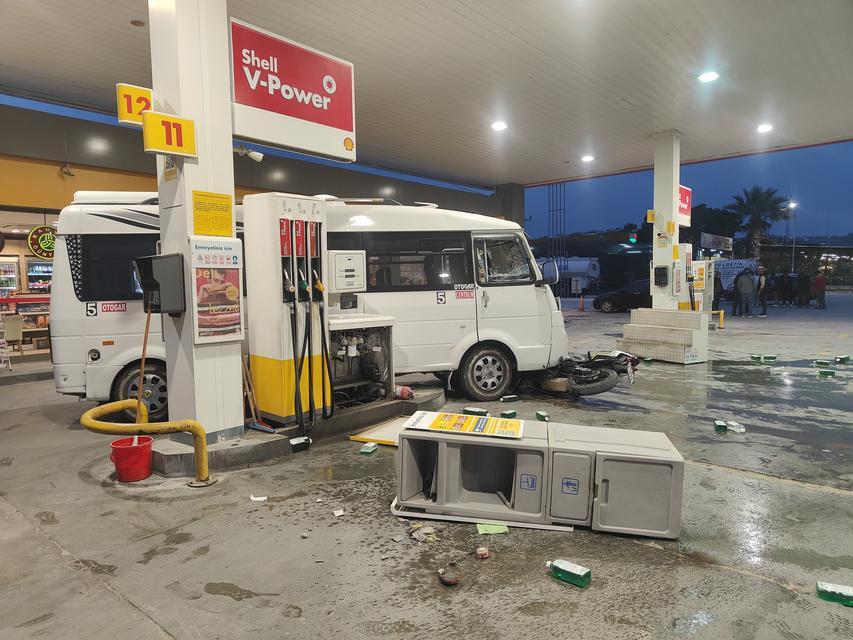 TARTIŞTI, KAVGAYA TUTUŞTU HIRSINI ALAMADI, BENZİNLİĞE DALDI ALKOLLÜ MİNİBÜS ŞOFÖRÜ ORTALIĞI SAVAŞ ALANINA ÇEVİRDİ