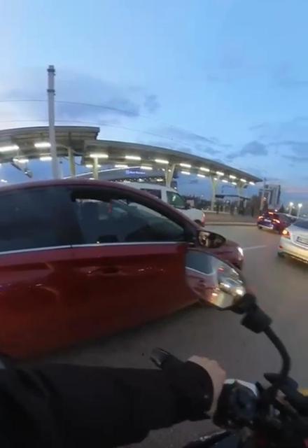 Kadın sürücüler arasında yol verme kavgası