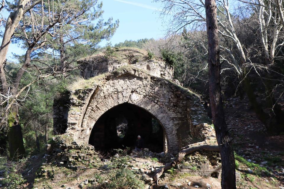 ZİRVEYE GİZLENMİŞ 900 YILLIK MANASTIR, DOĞASEVERLERİN ROTASINA GİRMEYE DEVAM EDİYOR