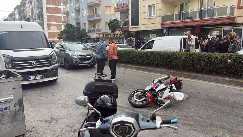 Efeler'de minibüsün çarptığı motosikletin sürücüsü yaralandı