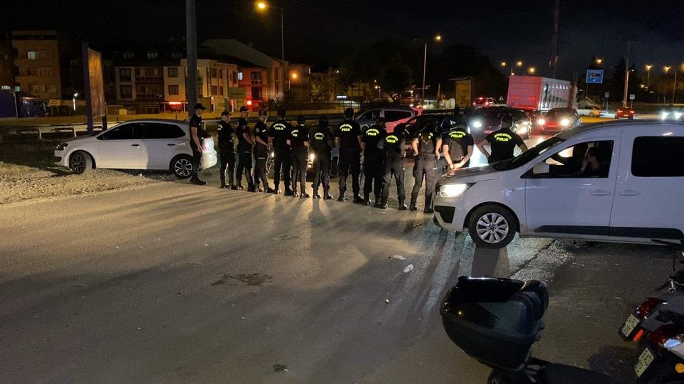 DÜĞÜNDE ÇALINAN ŞARKIYI BEĞENMEYEN İKİ GRUP ARASI BIÇAKLI KAVGA: 3 YARALI