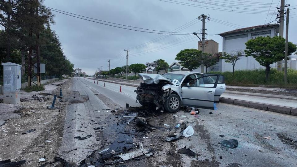 İki otomobilin çarpıştığı kazada 2 kişi hayatını kaybetti