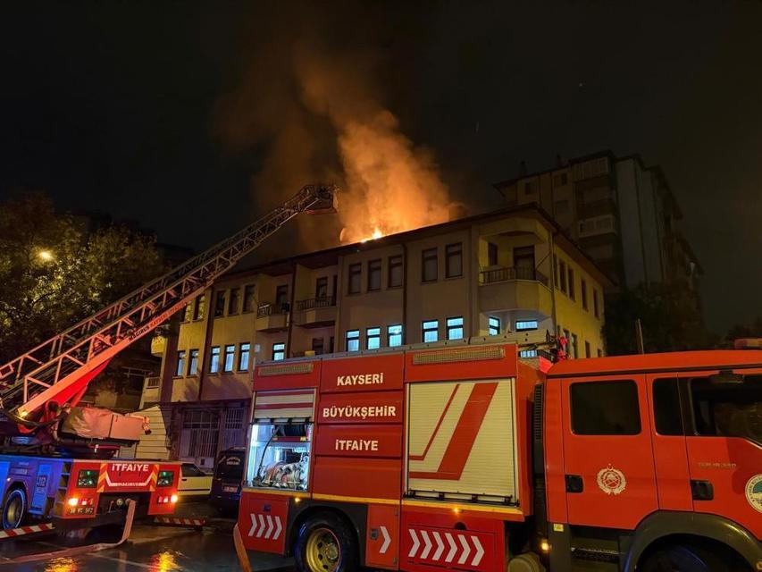 Eşi eve almayınca sinirlenip binanın çatısını yaktı
