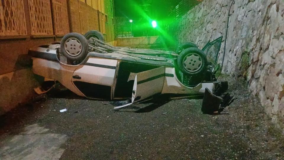 Otomobil istinat duvarından okulun bahçesine düştü